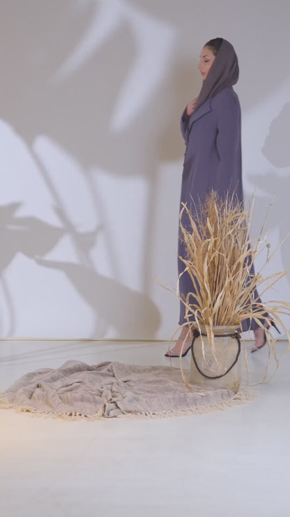 عباية أنيقة من الكريب باللون البنفسجي مع طية صدر منظمة وتفاصيل أزرار