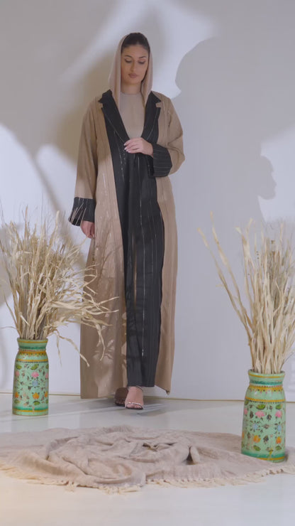 عباية من مزيج الكتان بلونين مع لوحة مركزية مخططة باللون الأسود