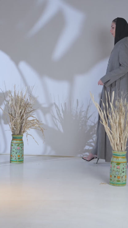 عباية مطوية باللون الرمادي من مزيج الكتان الناعم مع لوحة أزرار منظمة