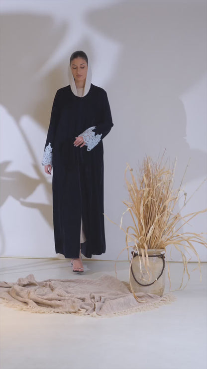 عباية مخملية منتصف الليل مع تطريز على شكل أساور من الدانتيل الجليدي