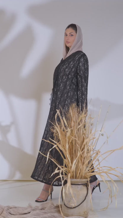 عباية دانتيل سوداء بالكامل مع طبقة خارجية من الزهور الشفافة